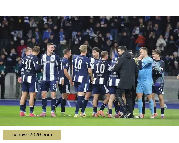 德累斯顿与赫塔球迷互掷烟火致比赛中断20分钟双方冲突引发赛场混乱