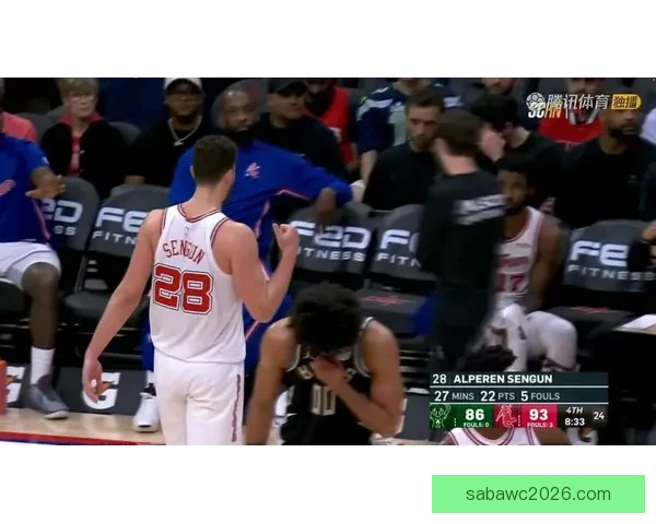 申京疑似腰部受伤比赛中多次捂腰一度被迫返回更衣室